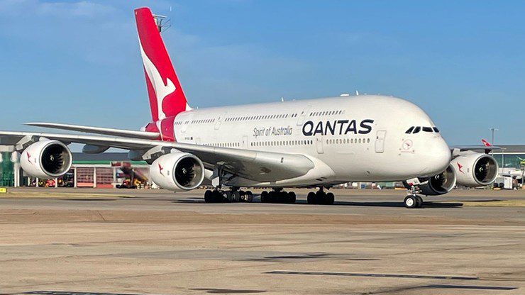 Австралия.  Авиакомпания Qantas Airlines сокращает рейсы, чтобы «наладить беспорядок» в аэропортах