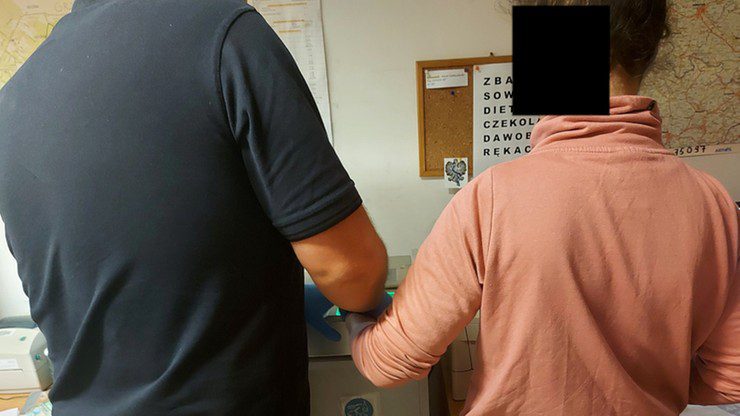 Пьяная мать закрыла 10-летнего сына в подвале.  Ее арестовали