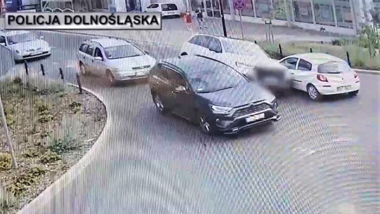 20-летний парень за рулем угнанного автомобиля под действием наркотиков разбил семь автомобилей на улицах Згожелца