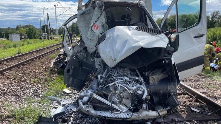 Dąbrowa Górnicza: авария на железнодорожном переезде.  Машинист въехал в поезд