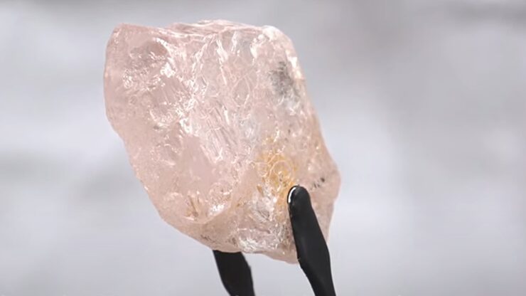 Ангола.  Було виявлено найбільший рожевий алмаз за останні 300 років
