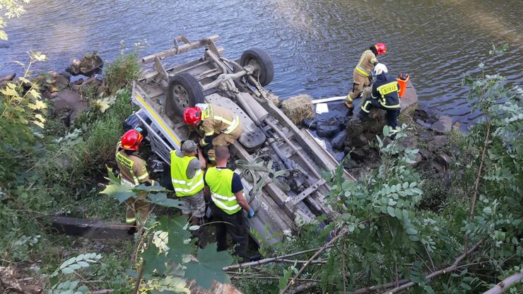 Шльонське: Вантажівка з’їхала з дороги і впала в річку