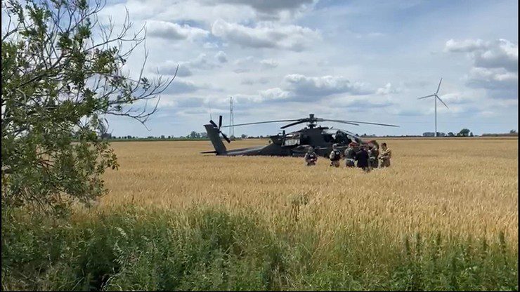 Велика Польща.  Гелікоптер Apache, що належить дислокованим у Польщі військовим США, здійснив аварійну посадку
