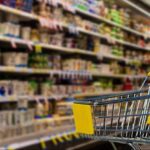 Исследование: Почти 80 процентов Поляки ищут в магазинах более дешевые продукты или заменители
