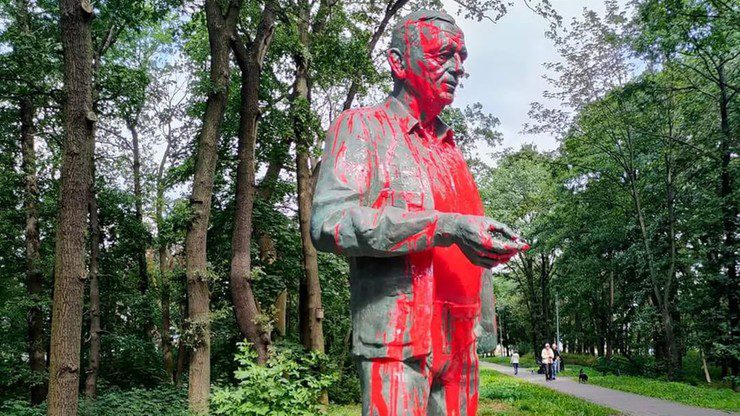 Пам'ятник Яну Шишці облили червоною фарбою.  Поліція почала розслідування