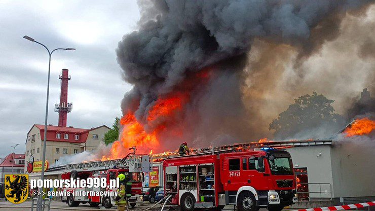 Слупськ.  Пожежа магазину Biedronka.  Триває операція з гасіння пожежі
