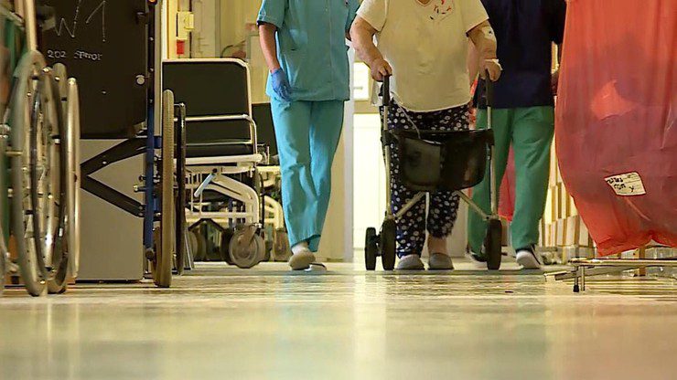 Угроза стачек в больницах.  Медсестры ждут повышения, у директоров нет ресурсов
