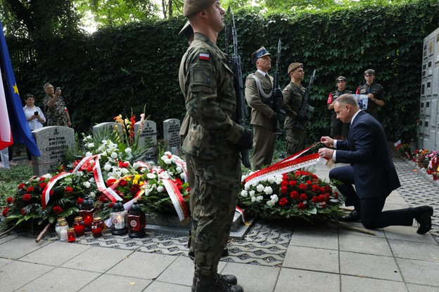Президент Республіки Польща Анджей Дуда (П) поклав квіти перед могилою полк.  дипл.  Антоні Хрусцель 