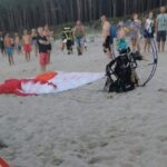 Chlopy: Парапланер приземлился на пляж.  Пропеллер ранил женщину