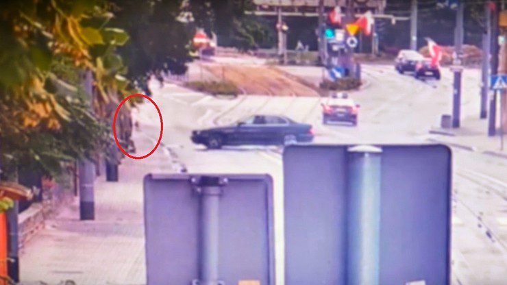 Gorzów Wlkp Пьяный водитель выбежал на тротуар и сбил пешехода.  Полиция публикует видео