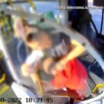 Єленя Гура.  Напад на водія міського автобуса.  Побили, бо перекинулася коляска з немовлям