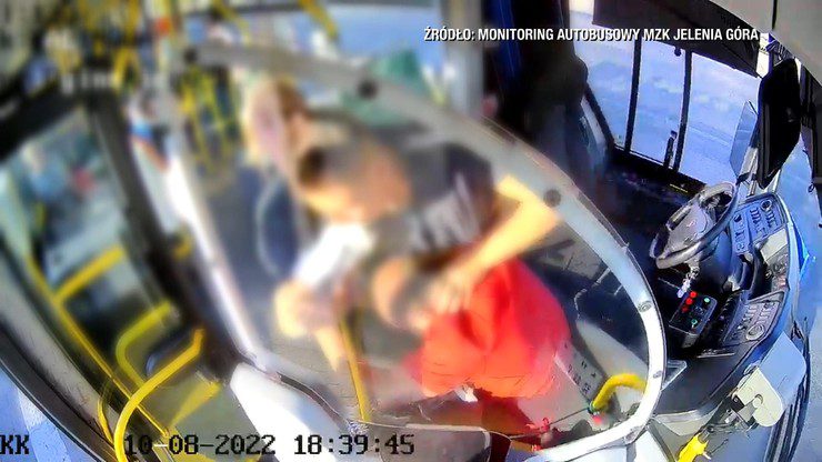 Єленя Гура.  Напад на водія міського автобуса.  Побили, бо перекинулася коляска з немовлям