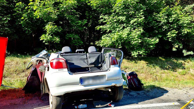 Лодзьке: Toyota влетіла під вантажівку.  45-річний водій загинув, двоє підлітків у лікарні