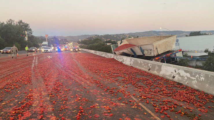 США: шосе всіяне помідорами.  Машини буксували