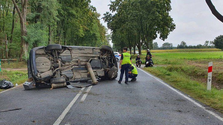 Лодзька: смертельная авария на DK 42. BMW вылетел с дороги и опрокинулся.  19-летний парень мертв