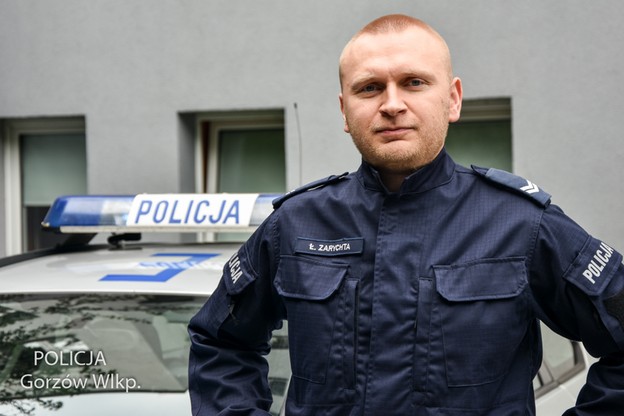 Старший сержант Лукаш Зарихта — дільничний офіцер поліцейської дільниці на вулиці Квятовій у Гожуві-Велькопольському.
