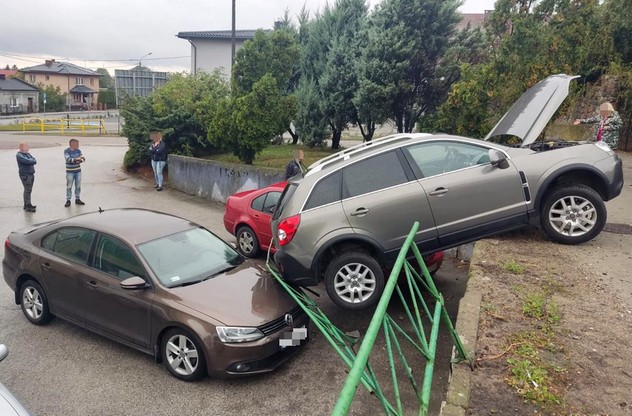Opel протаранив поручні та впав на дві припарковані машини