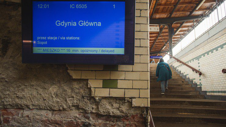 Gdańsk Oliwa: Історична плитка на вокзалі, викувана під час ремонту.  Чиновники повідомили поліцію