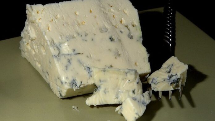 Головсанепіднагляд: канцерогенна речовина в печиві, метали в блакитному сирі