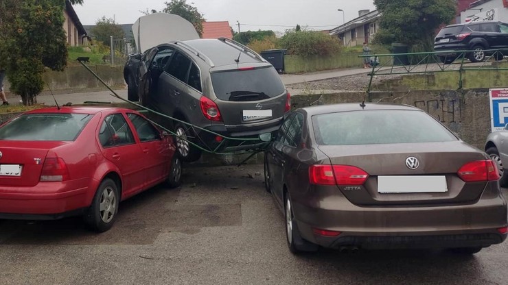 Радзейів.  Opel протаранив поручні та впав на припарковані автомобілі