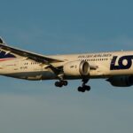 LOT відправляє Dreamliners на внутрішні рейси.  Це найбільші літаки компанії.  Ми знаємо чому
