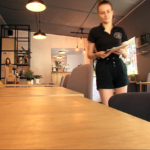 Уряд закликає затягнути пояси.  Компанії вже звільняють працівників, а люди шукають підробітки